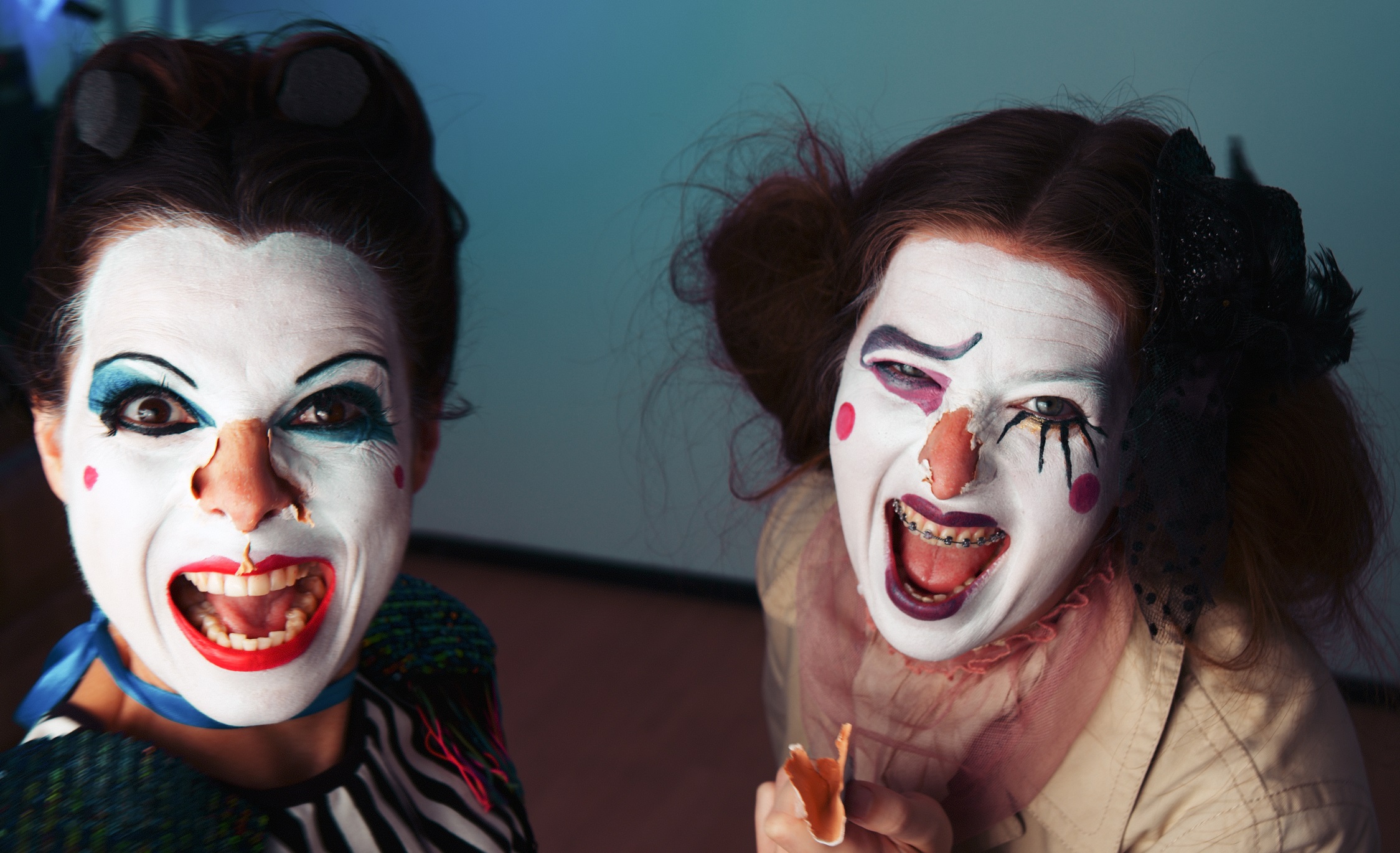 kobiety w makijażach klaunowskich